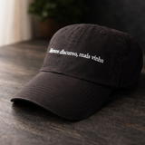 Boné Lifestyle - Turma - "Menos discurso, mais vinho." Preto e branco